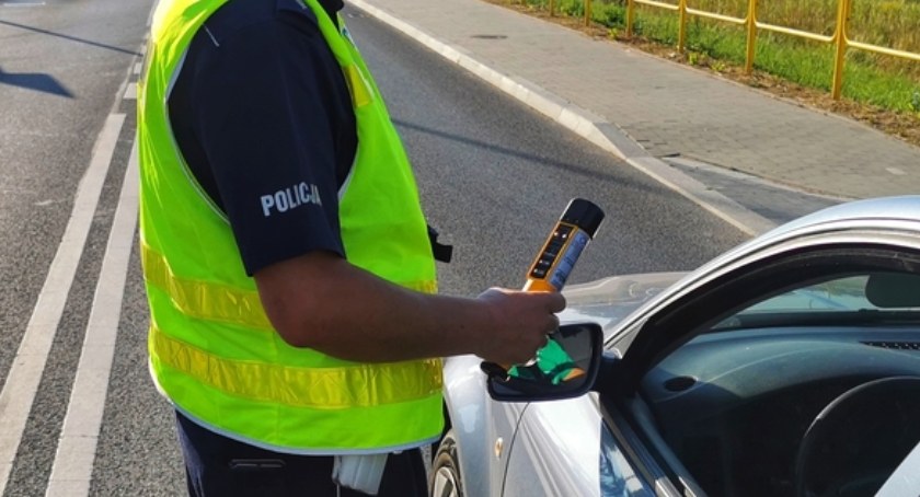 Jechał Zawadzką mając blisko 2 promile. Mieszkaniec Łomży nie potrafił utrzymać prostego toru jazdy