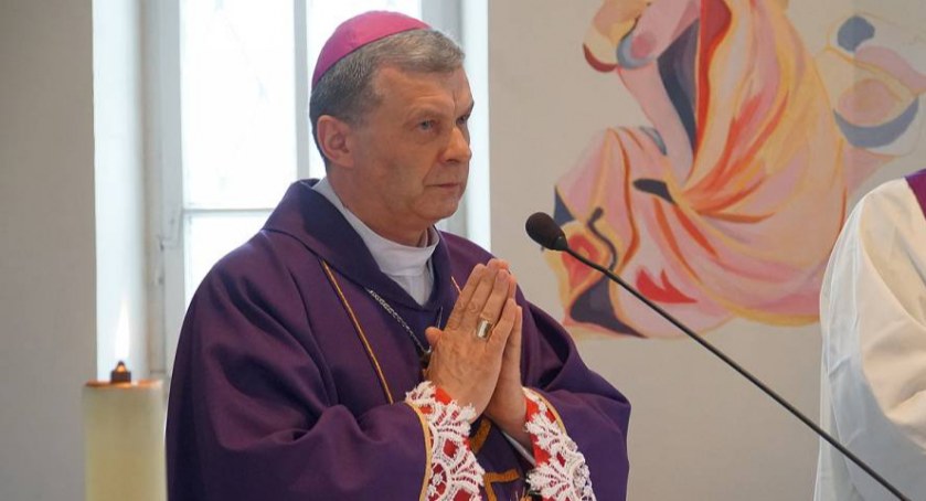 Biskup Bronakowski: Rynek alkoholowy powinien być regulowany za pomocą cen i polityki fiskalnej