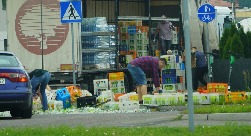 Łomża. Skrzynki z napojami wypadły z ciężarówki [FOTO]