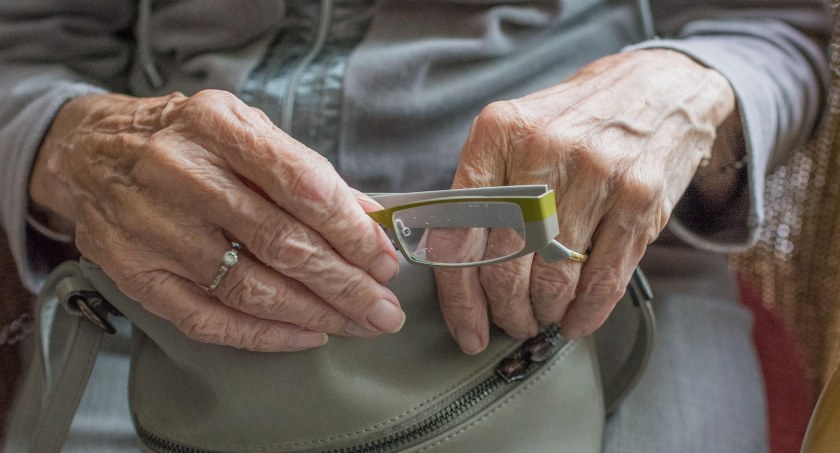 Dwie seniorki z Łomży straciły oszczędności! Jedna z nich wyrzuciła pieniądze przez balkon