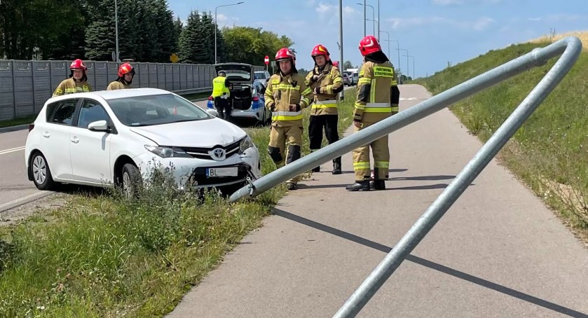 Toyota uderzyła w latarnię [FOTO]