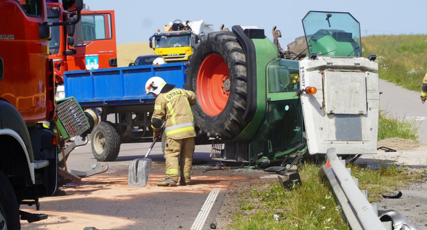 Groźny wypadek ciągnika i porsche na drodze Łomża-Nowogród! Droga zablokowana [FOTO]