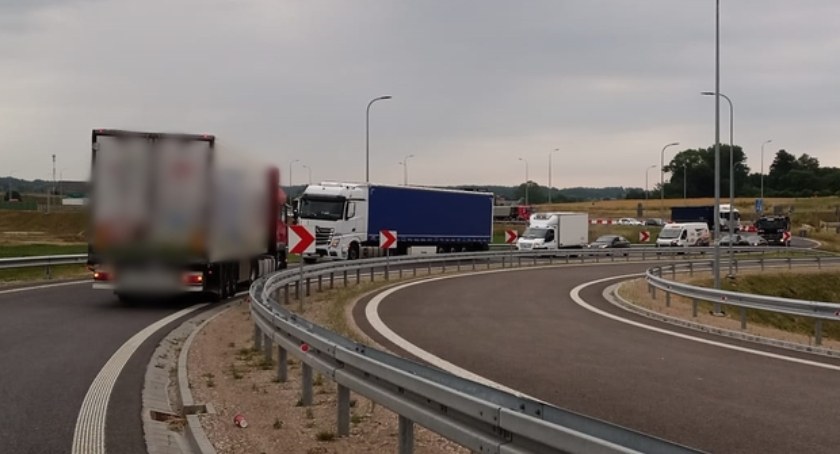 Kisielnica. Pod prąd na S61! Kierowca zablokował ruch i zniszczył znaki