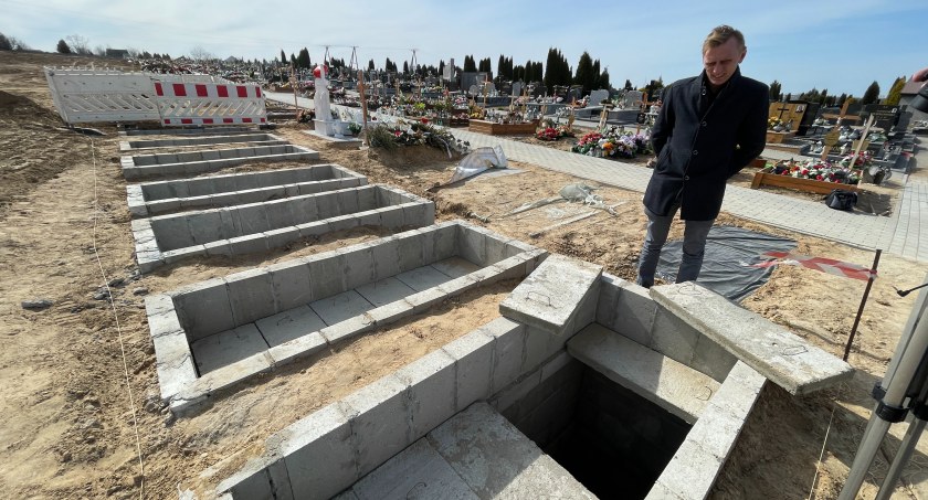 Zmiany cen miejsc pod groby murowane na łomżyńskich cmentarzach