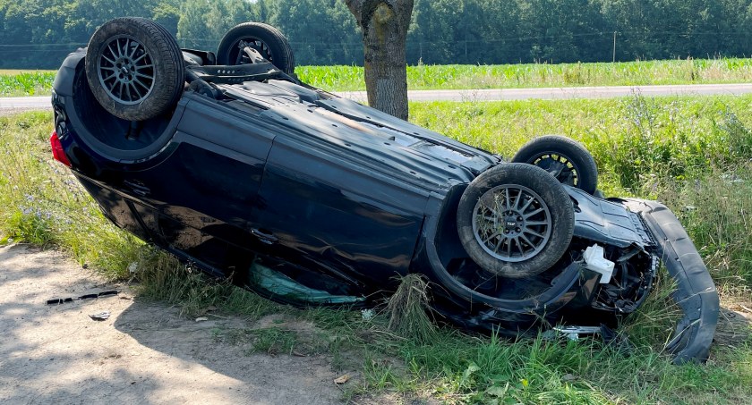 Dachowanie na drodze Piątnica - Wizna [FOTO]