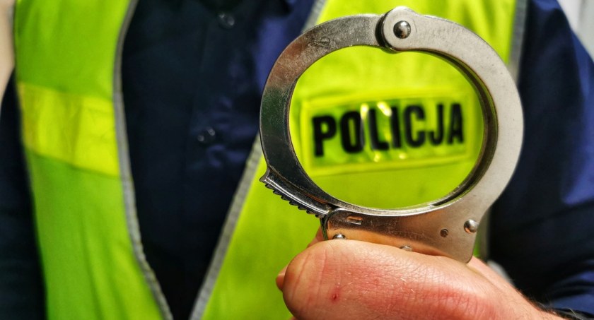 Łomża. 29-latek pił piwo na jednej z głównych ulic. W kieszeni miał coś jeszcze