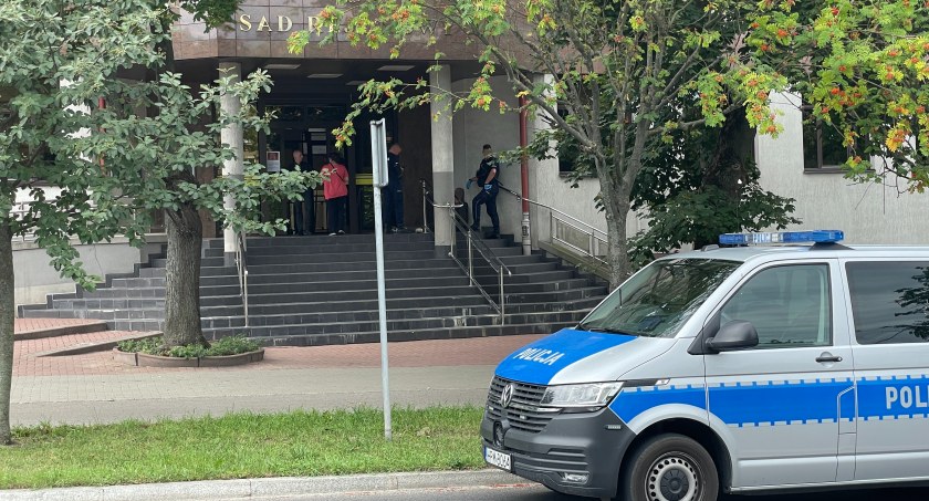 Łomża. 55-latek rzucił kamieniem w drzwi sądu