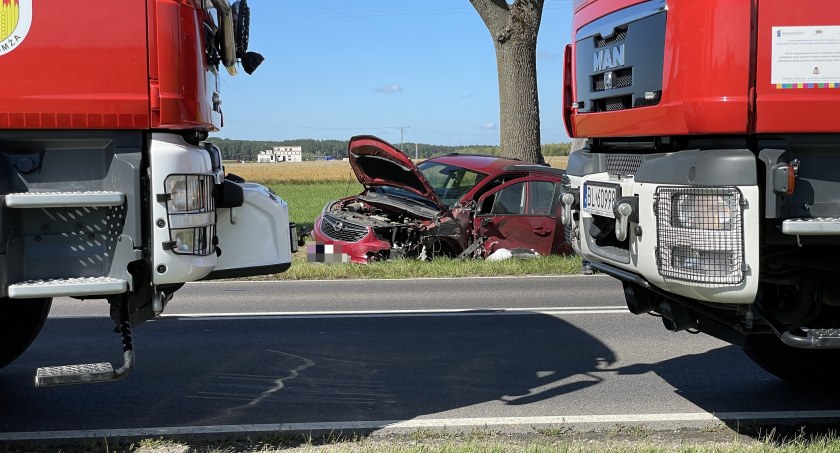 Osobówka uderzyła w ciężarówkę. Utrudnienia pod Podgórzem [FOTO]
