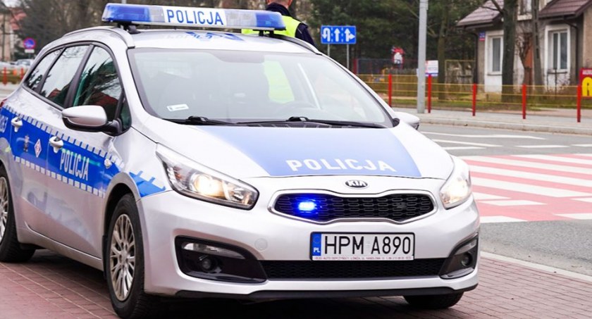 Łomża. Kierowca przewoził rodzinę w przestrzeni ładunkowej busa