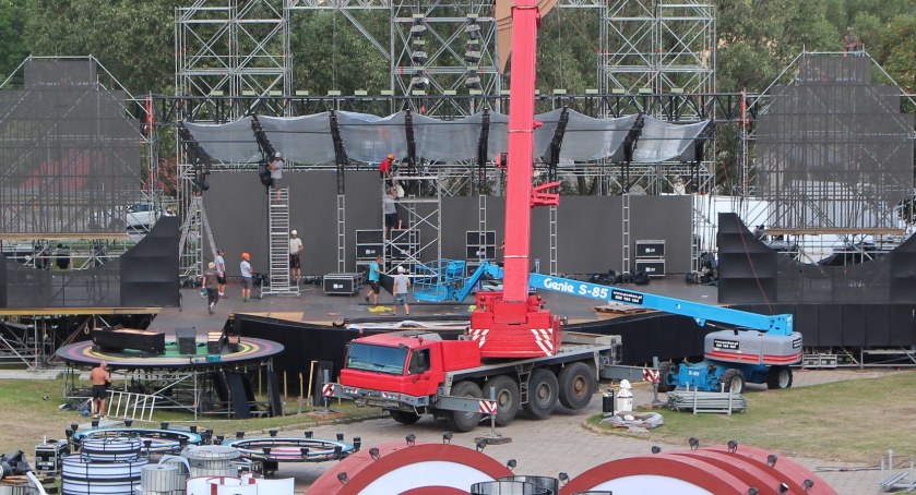 Łomża. Tak powstaje scena Wakacyjnej Trasy Dwójki 2022 [FOTO]