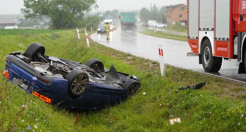 Mątwica. BMW dachowało i wpadło do rowu [FOTO]