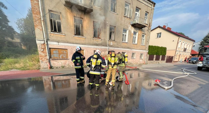 Pożar w łomżyńskiej kamienicy. Mieszkanie nie nadaje się do użytkowania [FOTO]