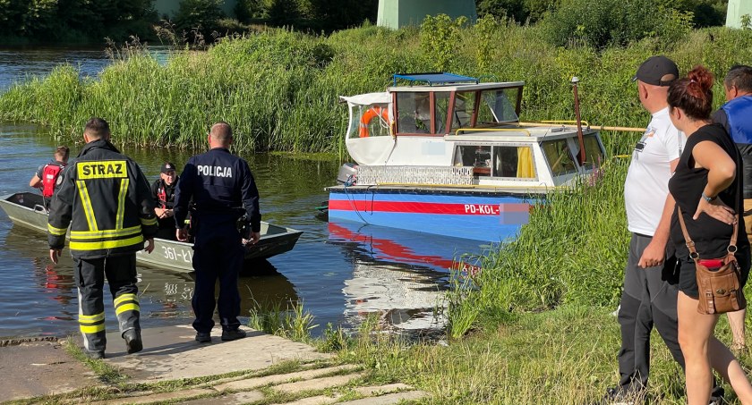 Akcja strażaków na Narwi. Łódź utknęła na mieliźnie [FOTO]