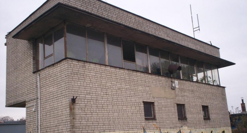 Nastawnia kolejowa w Łomży. Ktoś strzelił do budynku z wiatrówki