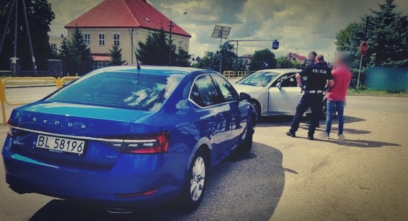 40-latek prowadził auto i palił marihuanę