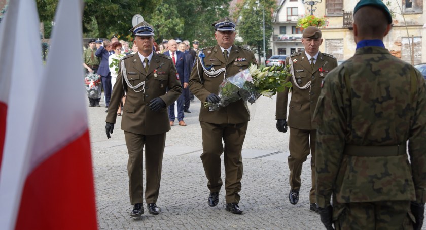 Kwiaty pod pomnikiem Żołnierzy 33. Pułku Piechoty [FOTO]