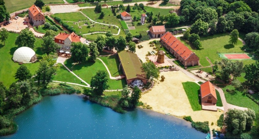 Wypoczynek nad wodą, czyli dlaczego warto spędzić wakacje nad jeziorem