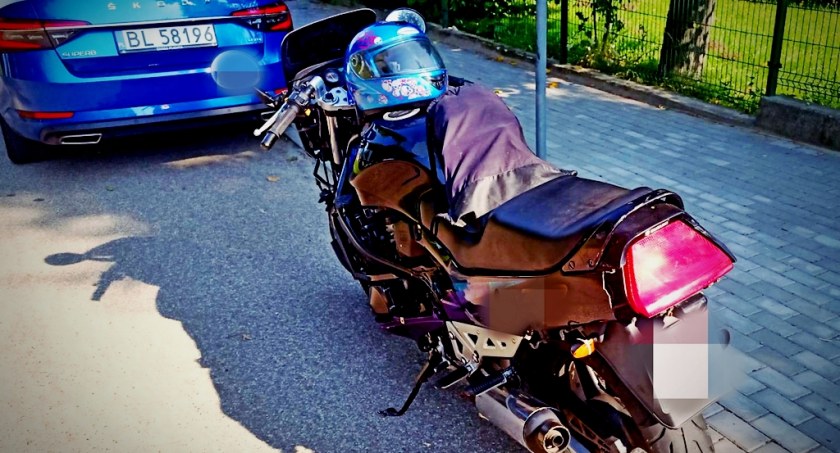 Motocyklista wyprzedził radiowóz na linii ciągłej. Jechał z tablicą ciągnika rolniczego