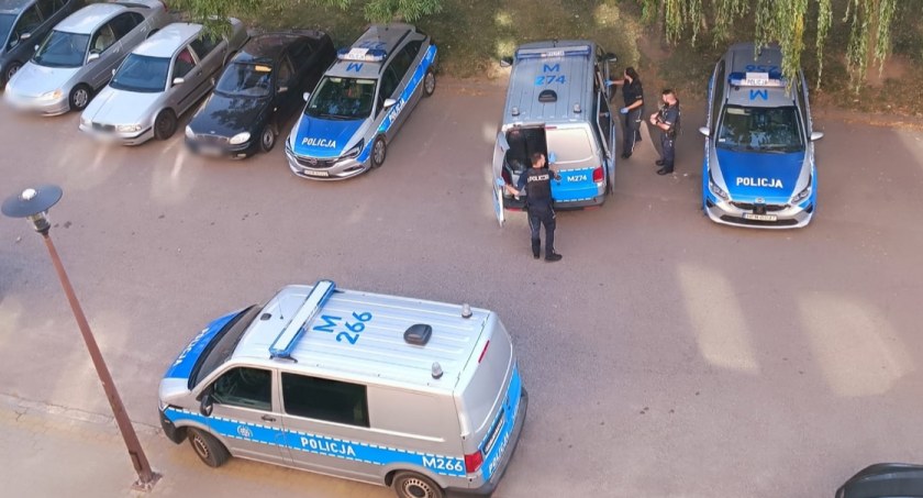 Łomża. 18-latek rzucił kostką brukową w okno jednego z mieszkań