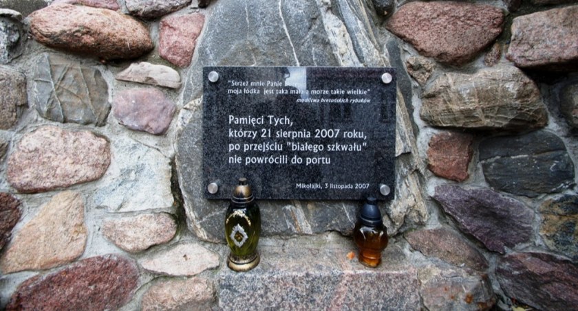 15 lat od tragedii na Mazurach. Gwałtowny szkwał wywrócił 40 łodzi, zginęło 12 osób