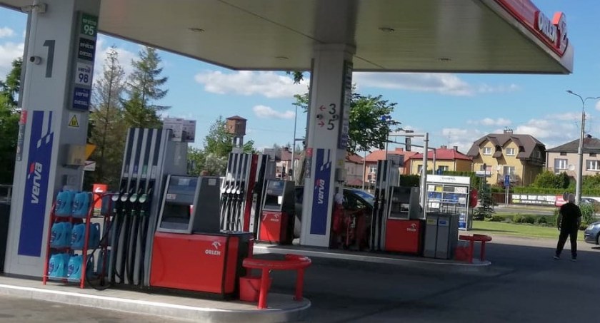 Łomża. Ile benzyny można kupić za średnie zarobki?