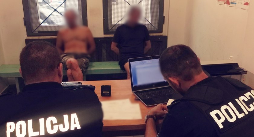 Kolejni poszukiwani zatrzymani. Jeden z nich pił piwo przed blokiem