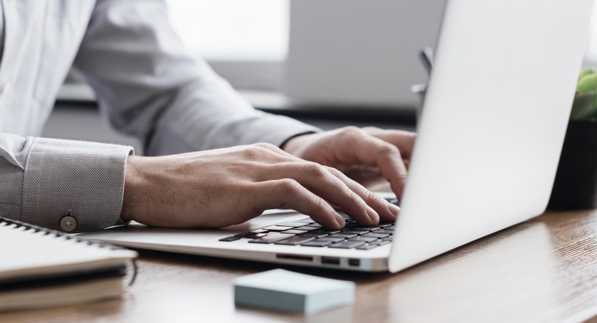 Jak bezpiecznie pożyczać pieniądze przez Internet?