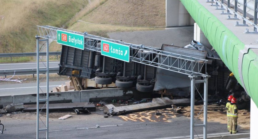 Wypadek ciężarówki przy zjeździe na Łomżę [FOTO]