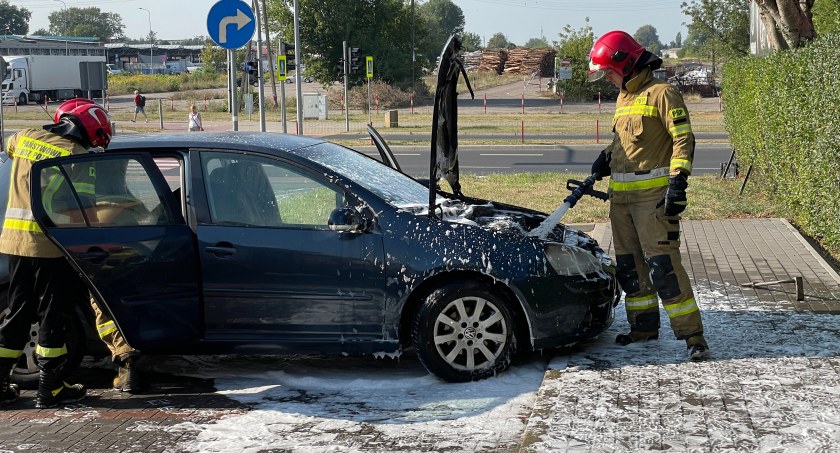 Pożar samochodu naprzeciwko Hali Targowej [FOTO]