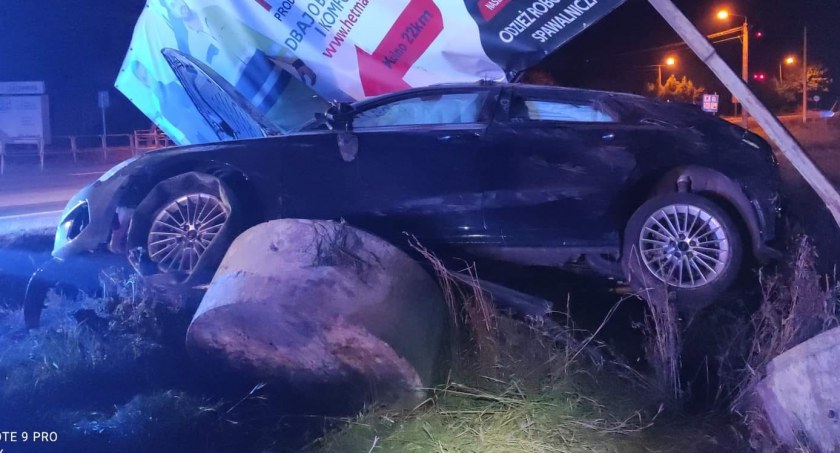 Kraksa w Kisielnicy. Kierowca wypadł z drogi i uderzył w bilbord
