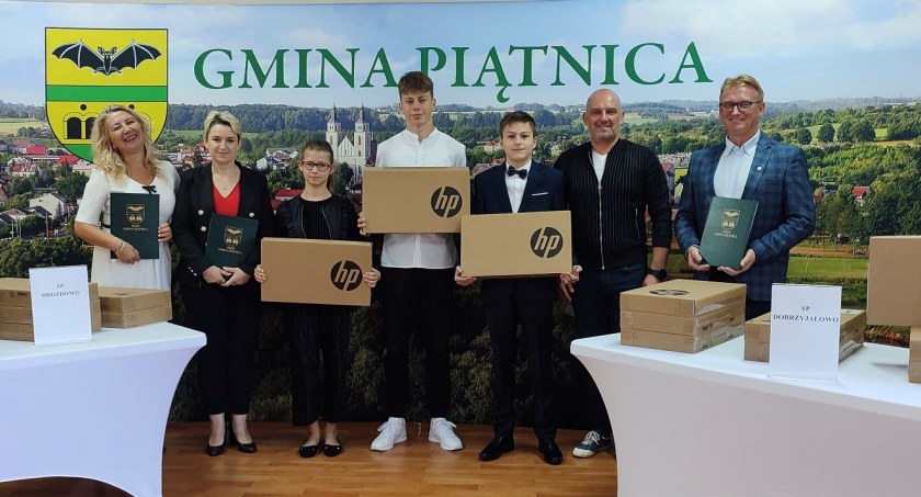 Cyfrowa gmina Piątnica. Laptopy trafiły do szkół [FOTO]