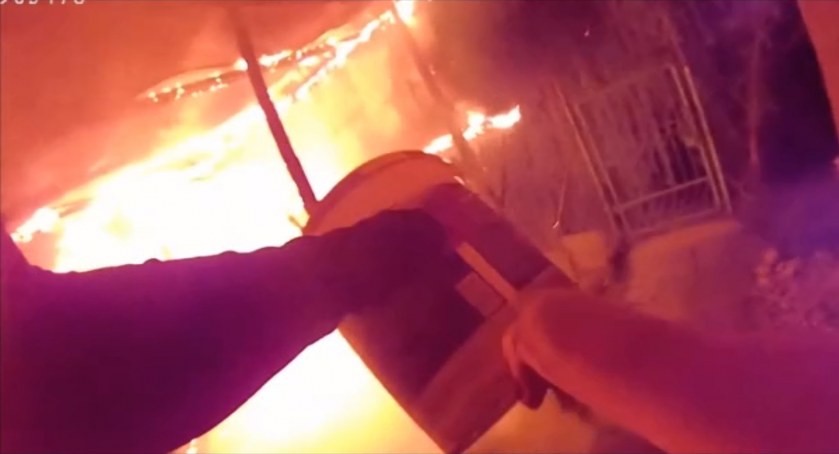 Policjanci z Łomży gasili pożar. Jest nagranie [VIDEO]
