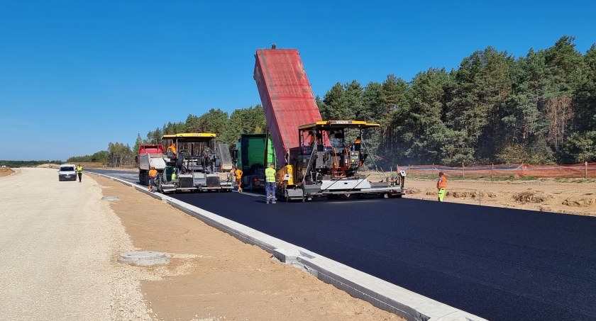 Trwa budowa S61 na odcinku Podborze - Śniadowo. Ruszyły roboty bitumiczne [FOTO]