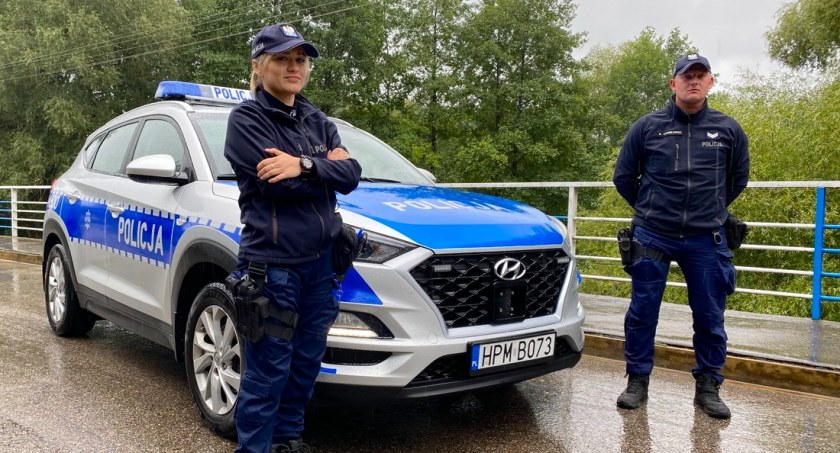 Desperat skoczył z mostu. Policjant skoczył za nim