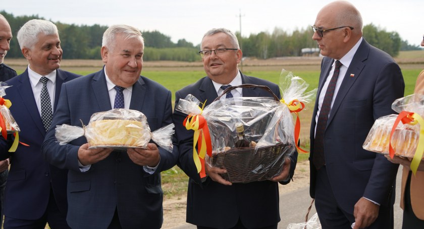 Minister Adamczyk otworzył odnowioną drogę łączącą dwie gminy [VIDEO i FOTO]