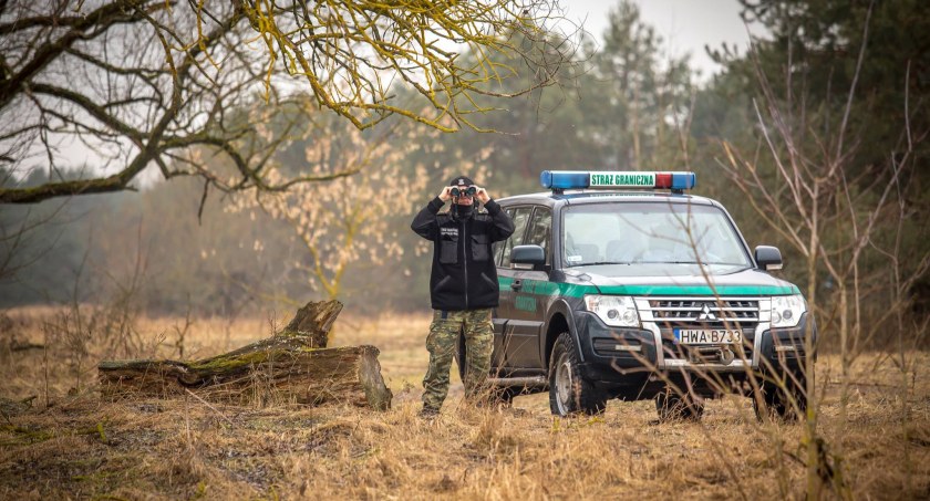 Blisko 900 prób nielegalnego przejścia we wrześniu. Ostatnio cudzoziemcy wykorzystali pontony [VIDEO]