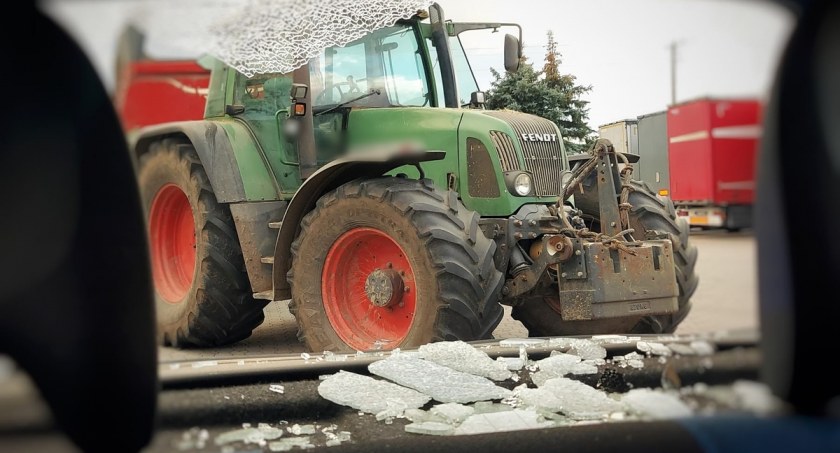 Stacja paliw. Kierowca ciągnika najechał na osobówkę [FOTO]