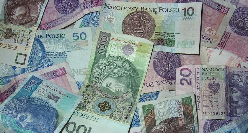 30-latka straciła 50 tysięcy złotych. Oszust namówił ją na kredyt
