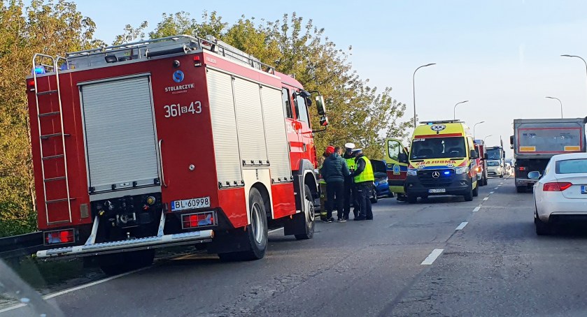 Kraksa na moście. Jedna osoba zabrana do szpitala