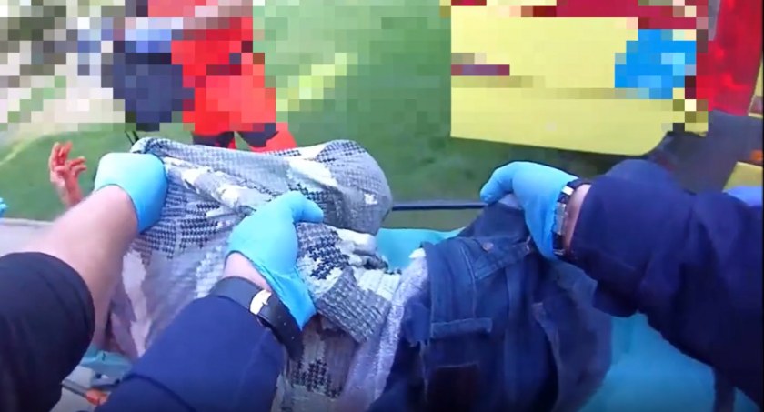Mężczyzna dostał ataku padaczki. Policja pokazuje nagranie [VIDEO]