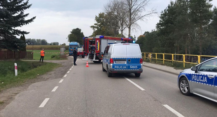 Żrąca substancja wyciekła z ciężarówki. Droga Łomża - Zambrów zablokowana