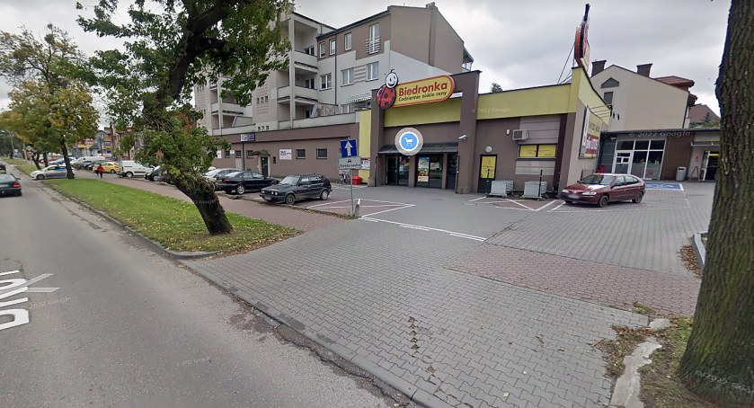 3-letnie dziecko wyszło z domu i poszło do sklepu… bo ojciec był pijany