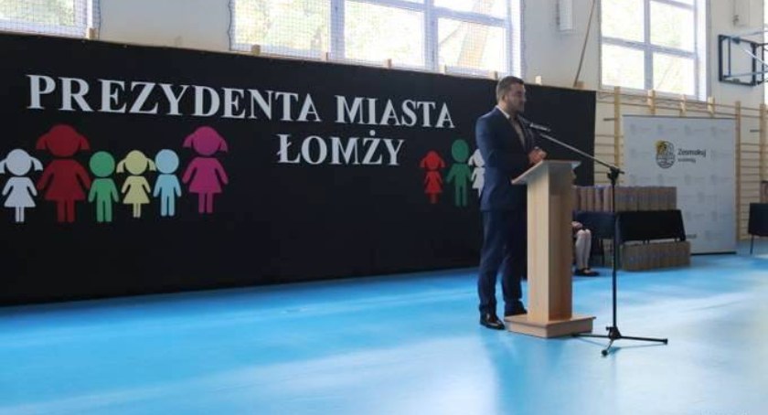 Prezydent Łomży przyznał stypendia wyróżniającym się uczniom