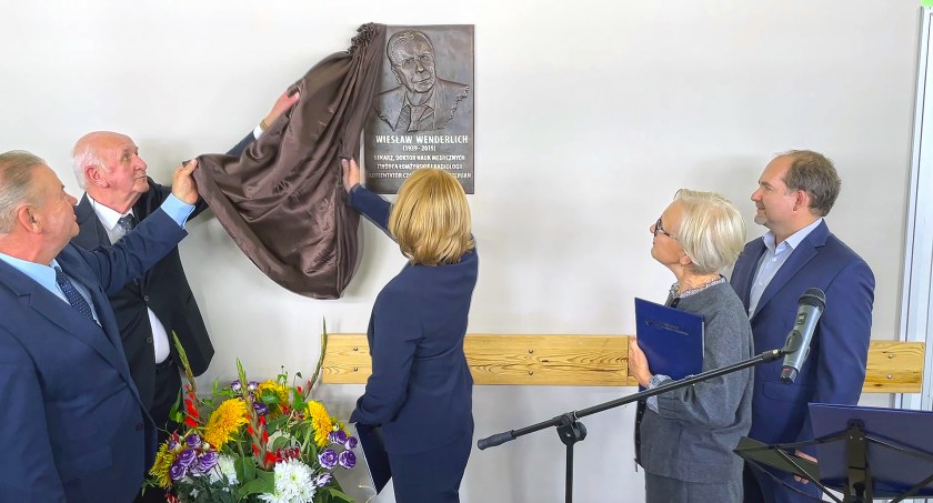 W łomżyńskim szpitalu odsłonięto tablicę upamiętniającą doktora Wenderlicha [VIDEO i FOTO]