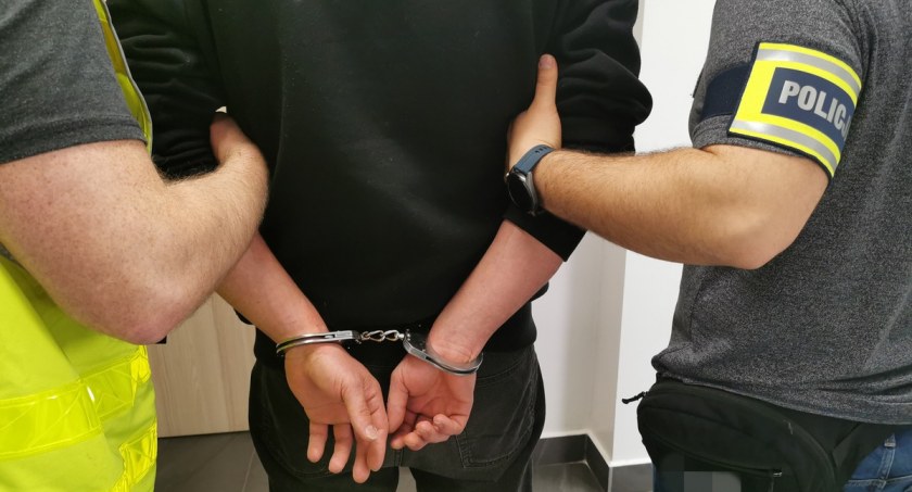 Jechał agresywnie z krwawiącą ręką. Pasażerka uśmierzała ból alkoholem