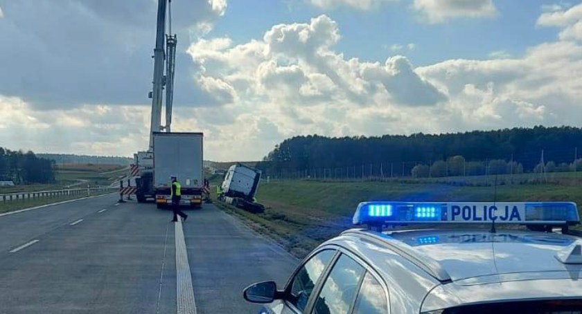 Ciężarówka w rowie. Zablokowane zostały dwa pasy ruchu w kierunku Łomży [AKTUALIZACJA]