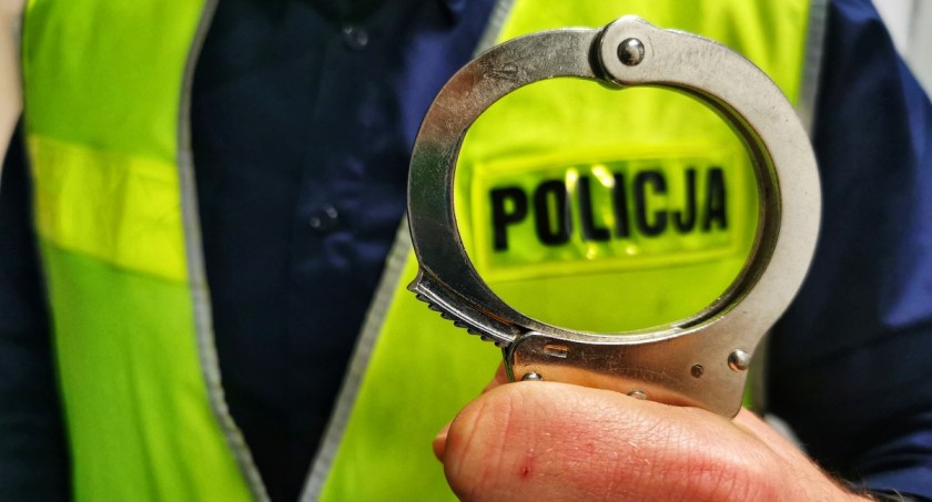 19-latek z Łomży szarpał się z ochroniarzem i ukradł przedmiot warty mniej niż 8 zł