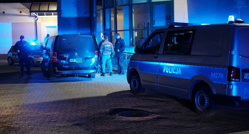 Nielegalni migranci zatrzymani w Piątnicy. Wspólna akcja policji i straży granicznej na terenie hali sportowej [FOTO]