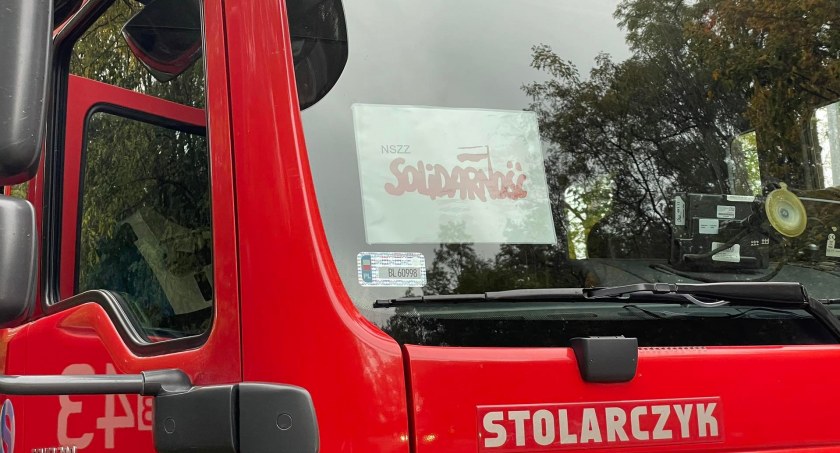 ​​​​​​​Strażacy oflagowali pojazdy i budynki. Szykują manifestację