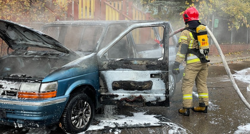 Pożar samochodu w Łomży. Dodge spłonął doszczętnie [FOTO]